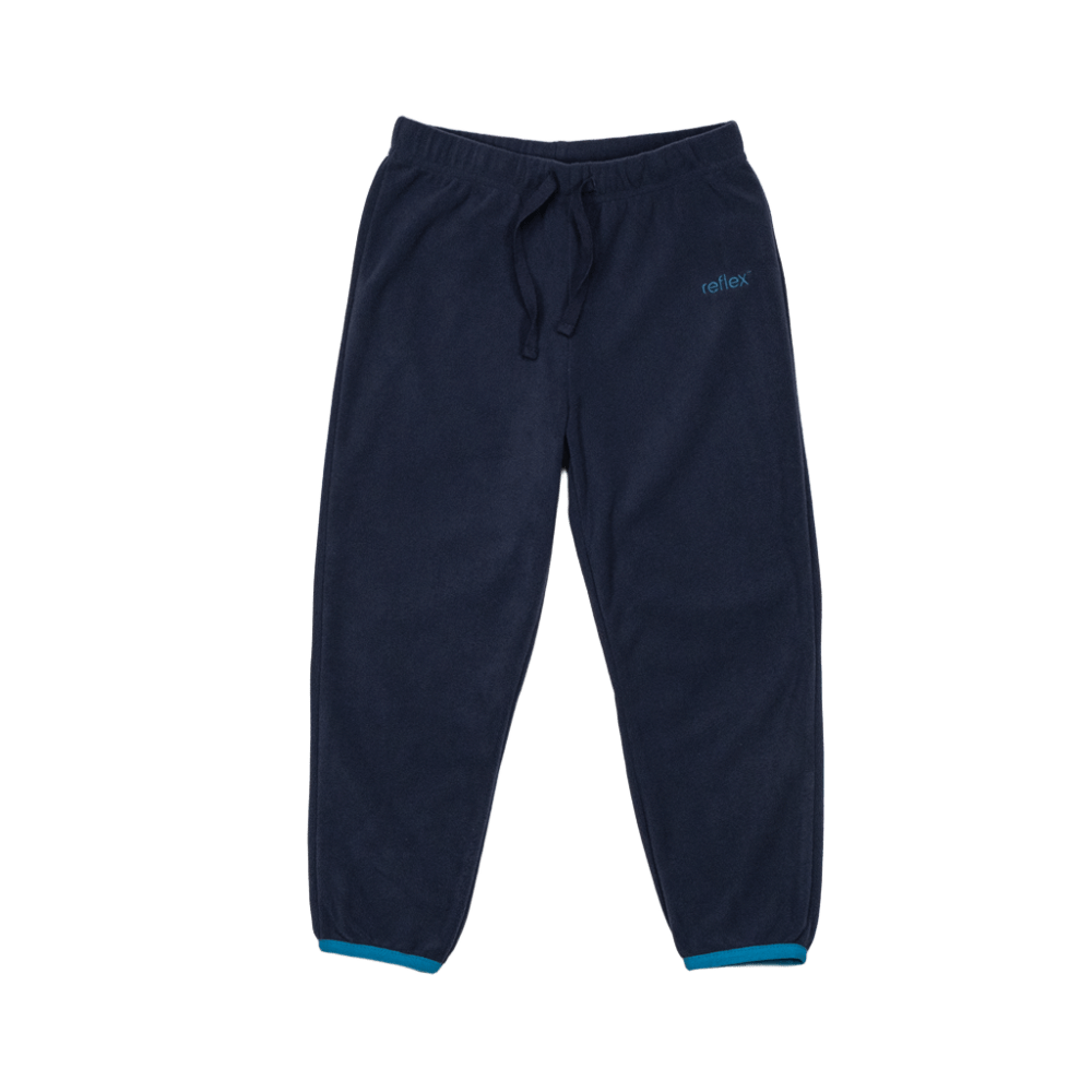 Mørkeblå fleecesweatpants med snøring i midjen og tealblå kant ved mansjettene, forfra.