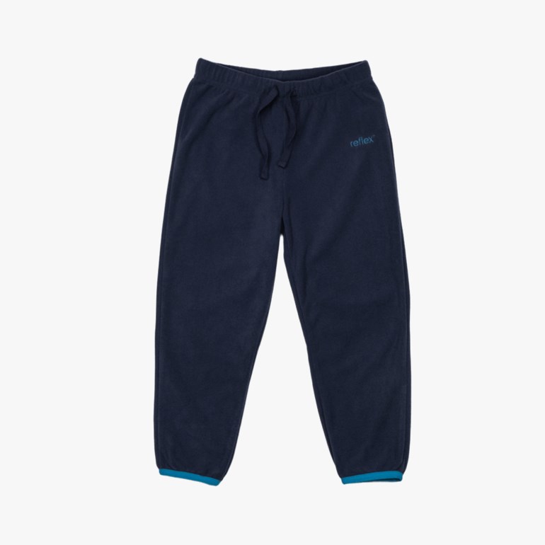 Mørkeblå fleecesweatpants med snøring i midjen og tealblå kant ved mansjettene, forfra.