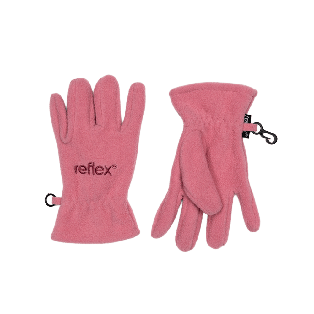 Et par rosa fleecehansker med en svart klips festet til hver mansjett.