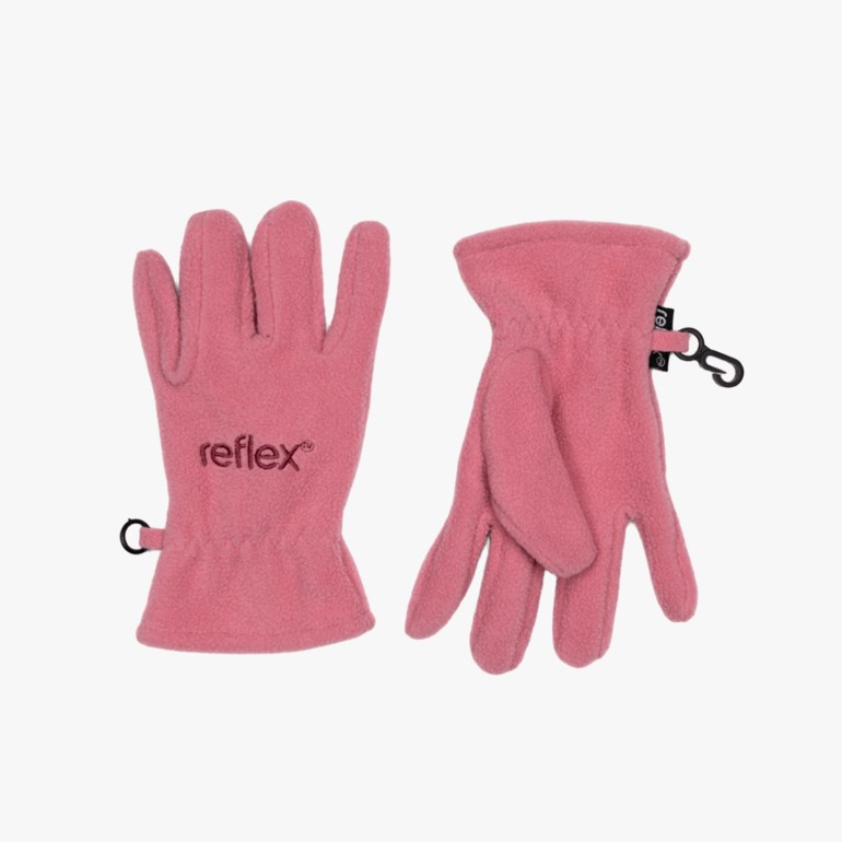 Et par rosa fleecehansker med en svart klips festet til hver mansjett.
