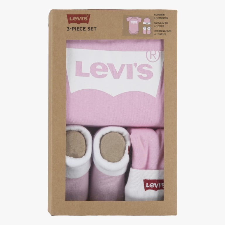 Rosa babybody med en hvit tekstlogo og to par rosa babysokker, den ene med en rød etikett.