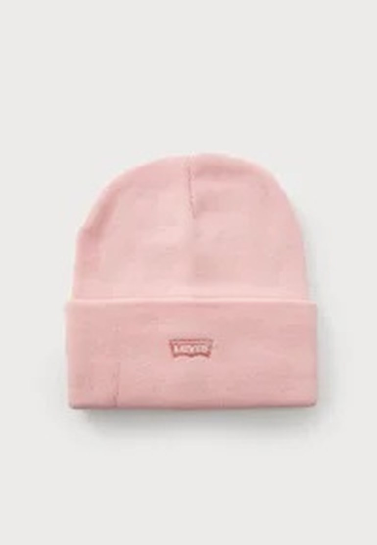 En lyserosa lue med en liten brodert logo på kanten, forfra.