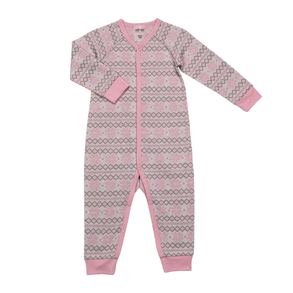 Rosa og grå babyheldress med fair isle-mønster, lange ermer og rosa mansjetter, med glidelås foran.