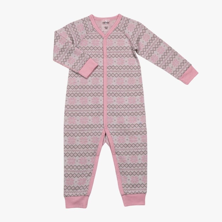 Rosa og grå babyheldress med fair isle-mønster, lange ermer og rosa mansjetter, med glidelås foran.