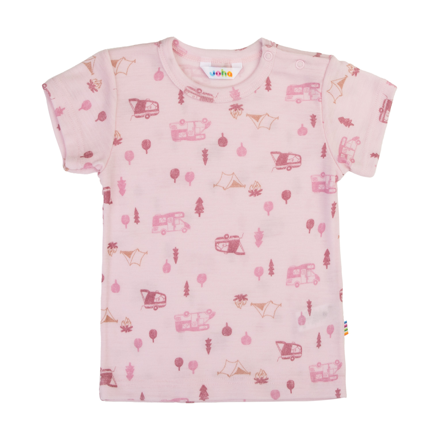 Barns rosa kortermet t-skjorte med campingmønster, rund hals, to skulderknapper og liten fargerik etikett.