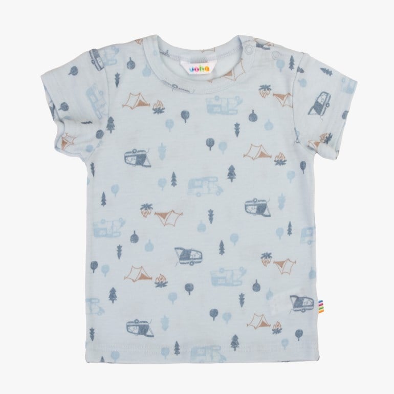 Lyseblå kortermet baby t-skjorte med rund hals, trykknapper på skulderen og campingmotiver.