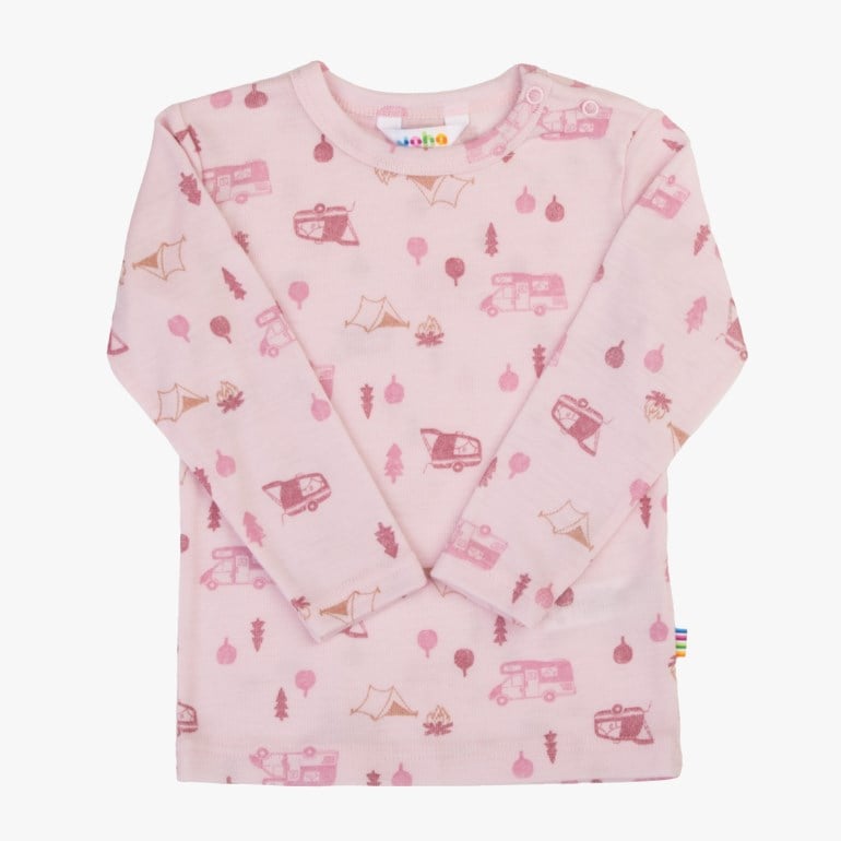 Barnegenser i rosa langermet med campingmønster og trykknapper på skulderen, forfra.