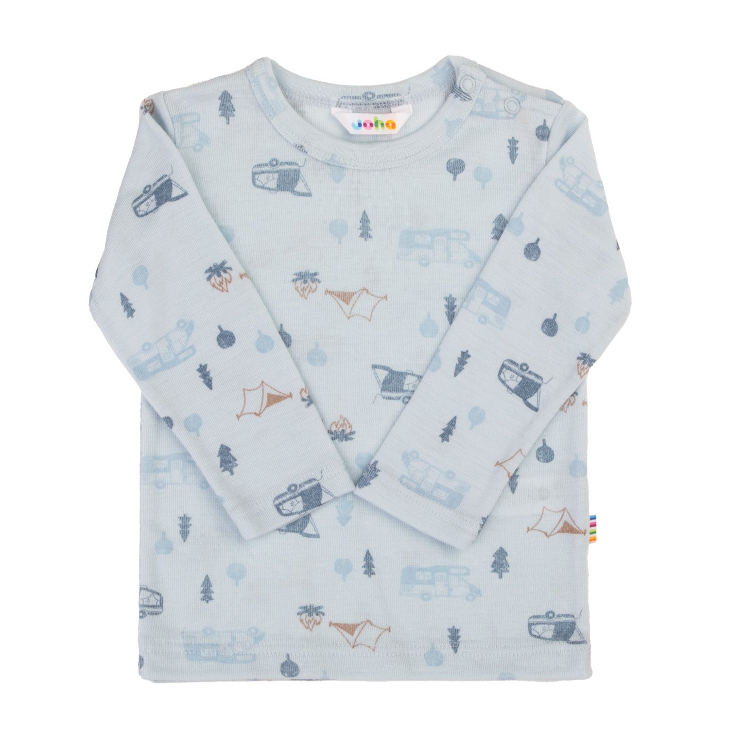 Frontvisning av en lys blå langermet barnegenser med campingmønster og trykknapper på skulderen.