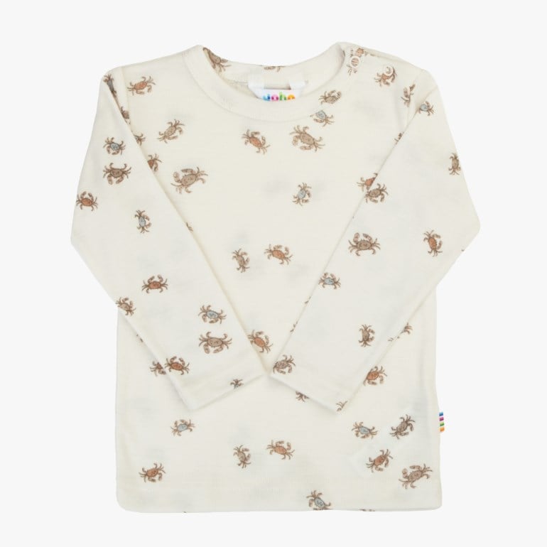Barns kremfargede langermede topp med heldekkende krabbemønster, brettet forfra.