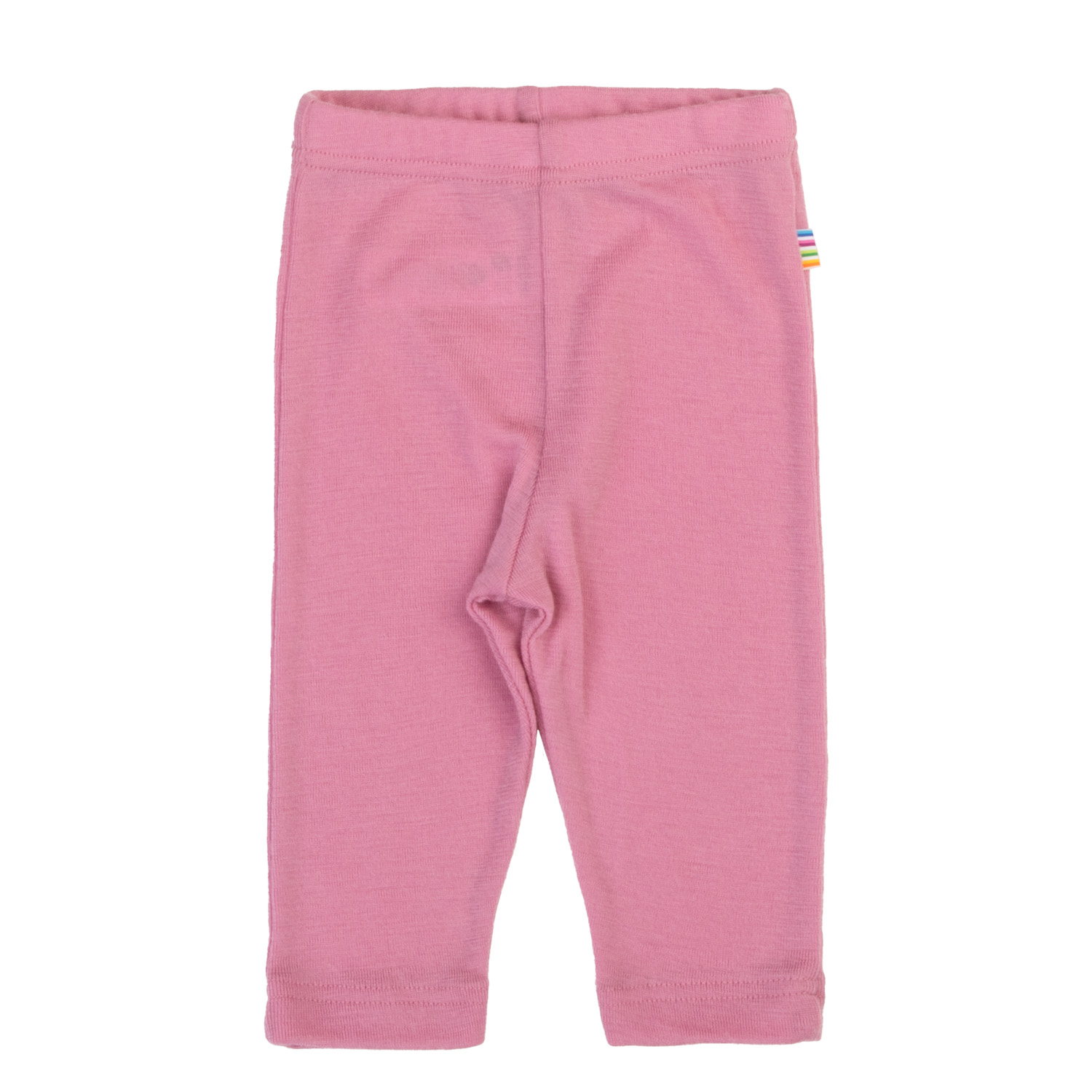 Flat lay av rosa babybukser med en liten regnbuestripete etikett på linningen.