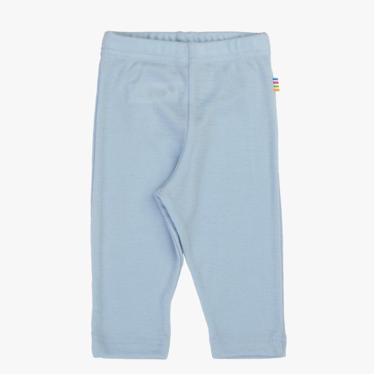 Lyseblå ribbestrikkede babybukser med strikk i midjen og en liten regnbue-etikett på siden.