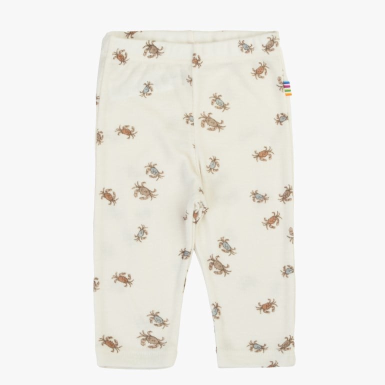 Kremfarget ribbet babybukse med heldekkende krabbemønster og flerfarget sidetagg, forfra.