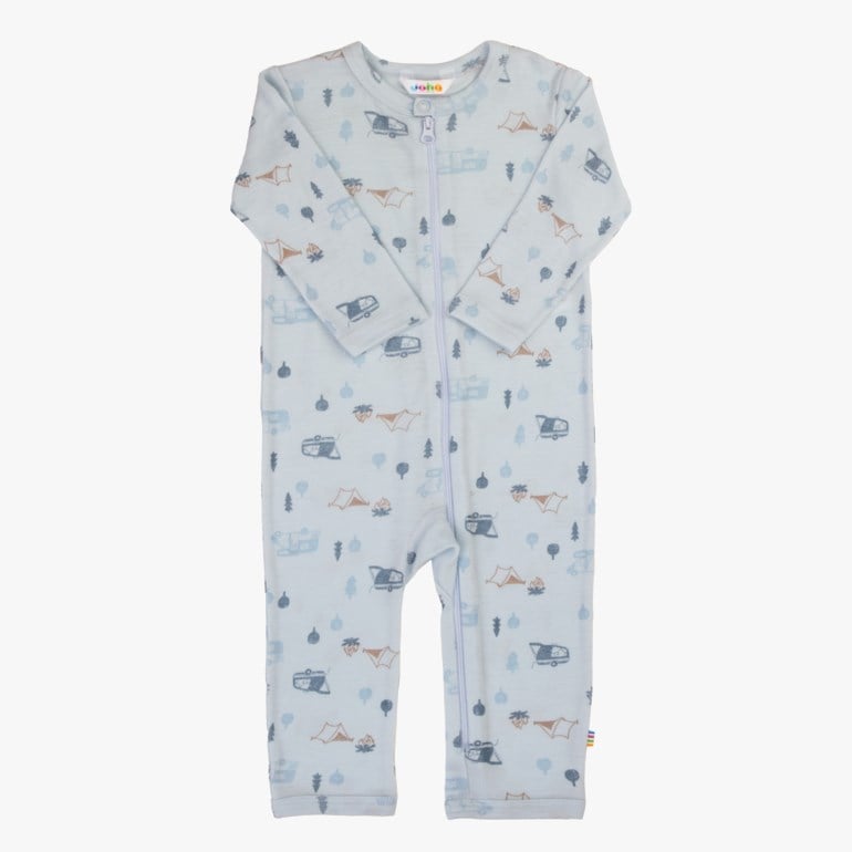 Lyseblå baby sparkedress med campingmønster, lange ermer og hellang glidelås foran.