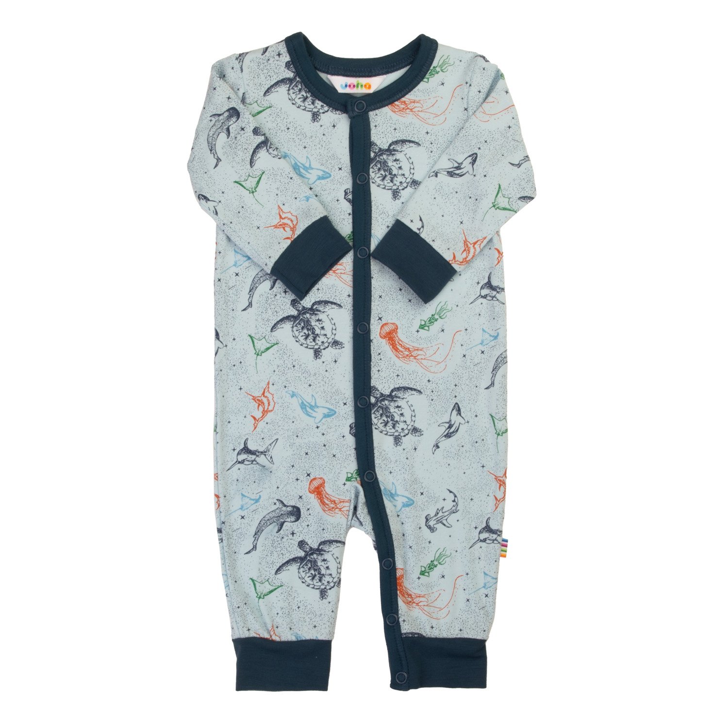 Frontvisning av en lys blå baby sparkedress med havdyrmønster, mørkeblå trykknapper og kanter.