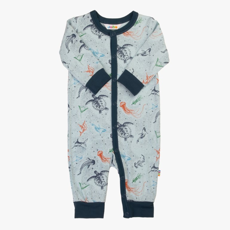 Frontvisning av en lys blå baby sparkedress med havdyrmønster, mørkeblå trykknapper og kanter.