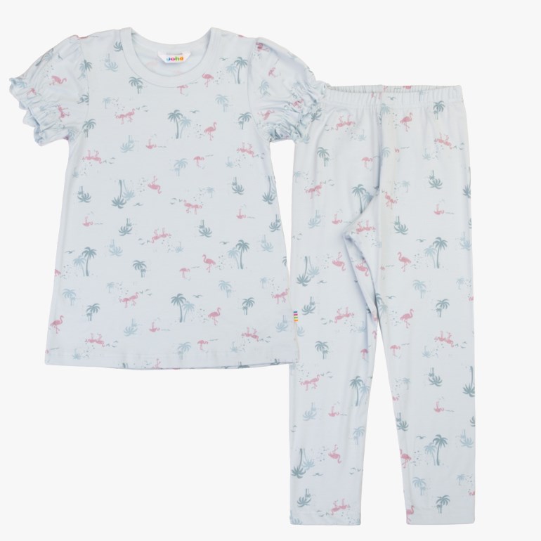 Lysblå barnepysjamas med rysjeermet topp og langbukser, med flamingo og palmetremønster.