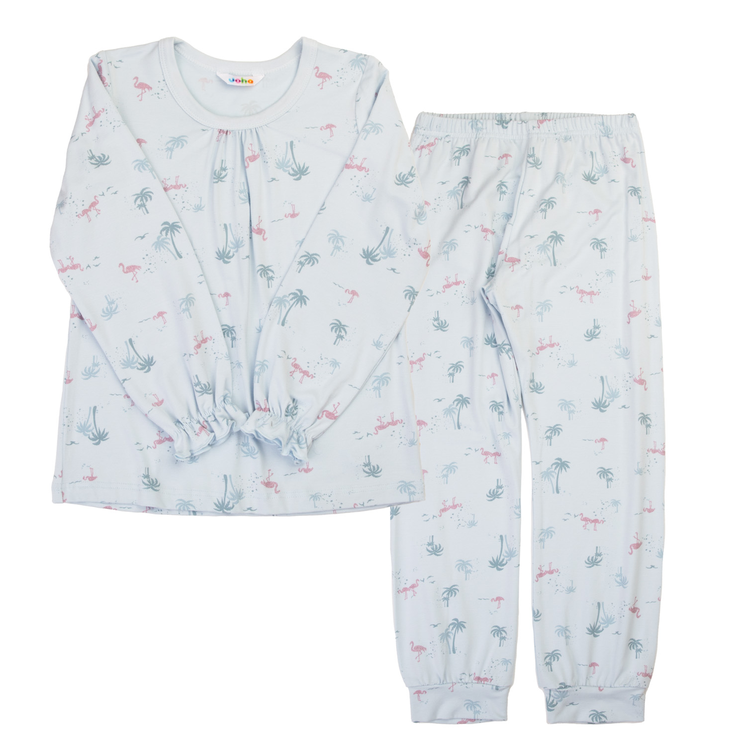 Lyseblå barnepyjamas med mønster av rosa flamingoer og grønne palmer, langermet topp og lange bukser.