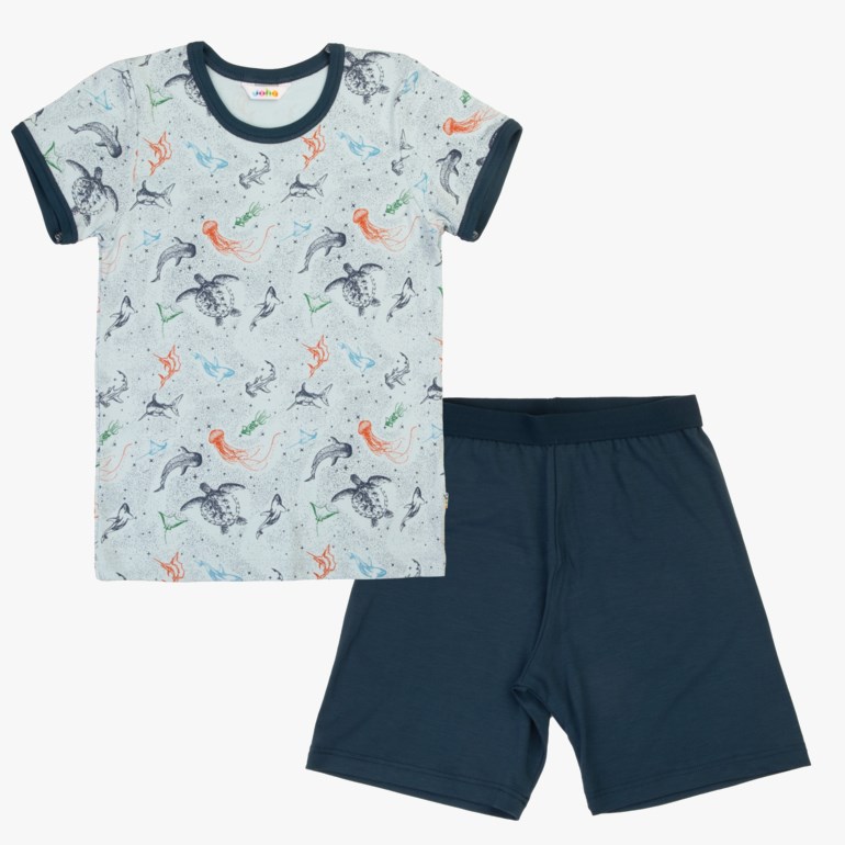 Barnas lysegrå t-skjorte med havdyrmønster, mørkeblå krage og kant, sammen med ensfargede mørkeblå shorts.