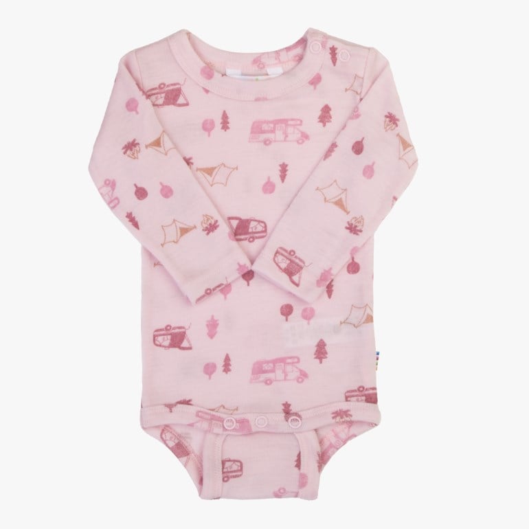 Rosa langermet babybody med campingmønster, trykknappfestet ved skulder og skritt.