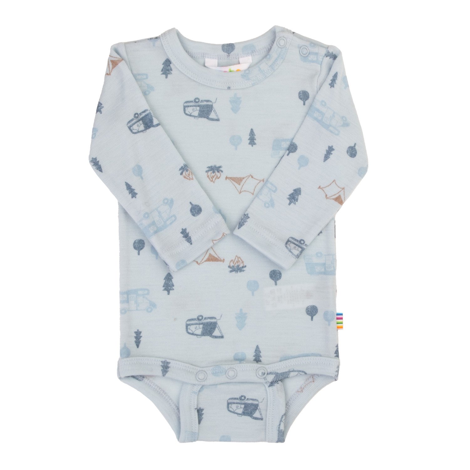Lyseblå langermet babybody med campingmønster, med trykknapper i halsen og skrittet.