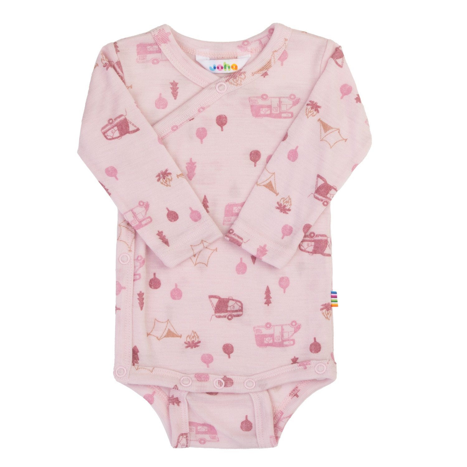 Baby langermet lys rosa omslagsbody med campingmønster og trykknappfester, forfra.