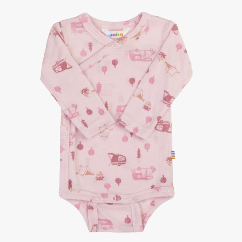 Baby langermet lys rosa omslagsbody med campingmønster og trykknappfester, forfra.