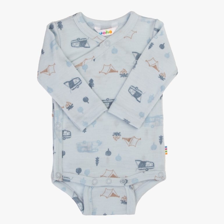 Lyseblå babyomslagsbody med lange ermer, trykknapper og campingmønster.