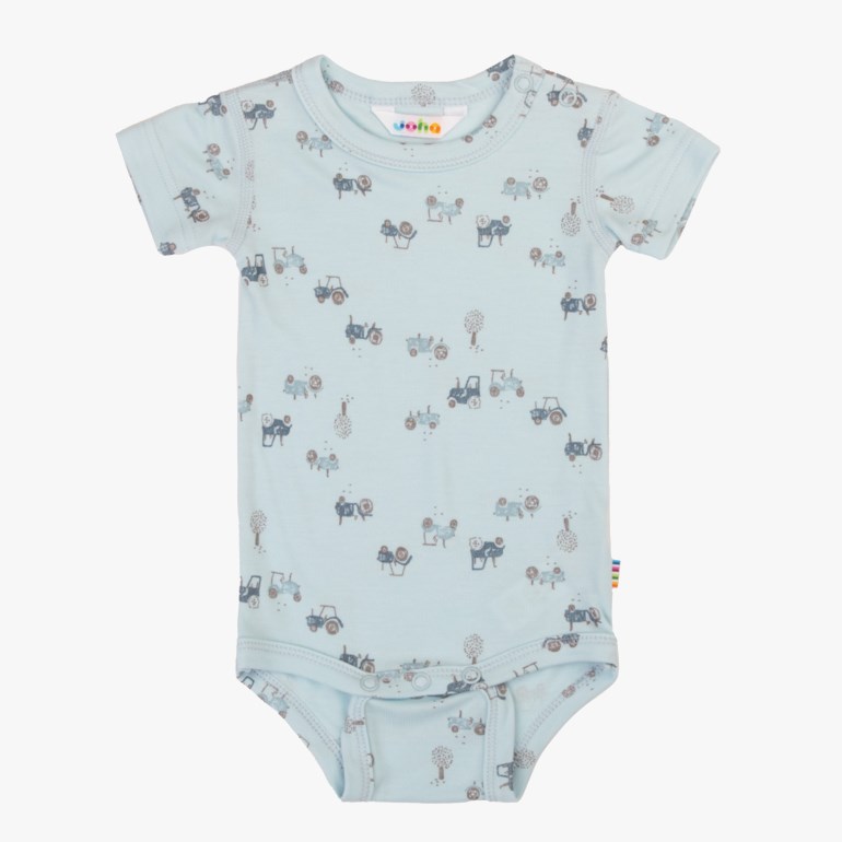 Lyseblå baby kortermet body med traktormønster, trykknapper ved skulder og skritt, forfra.