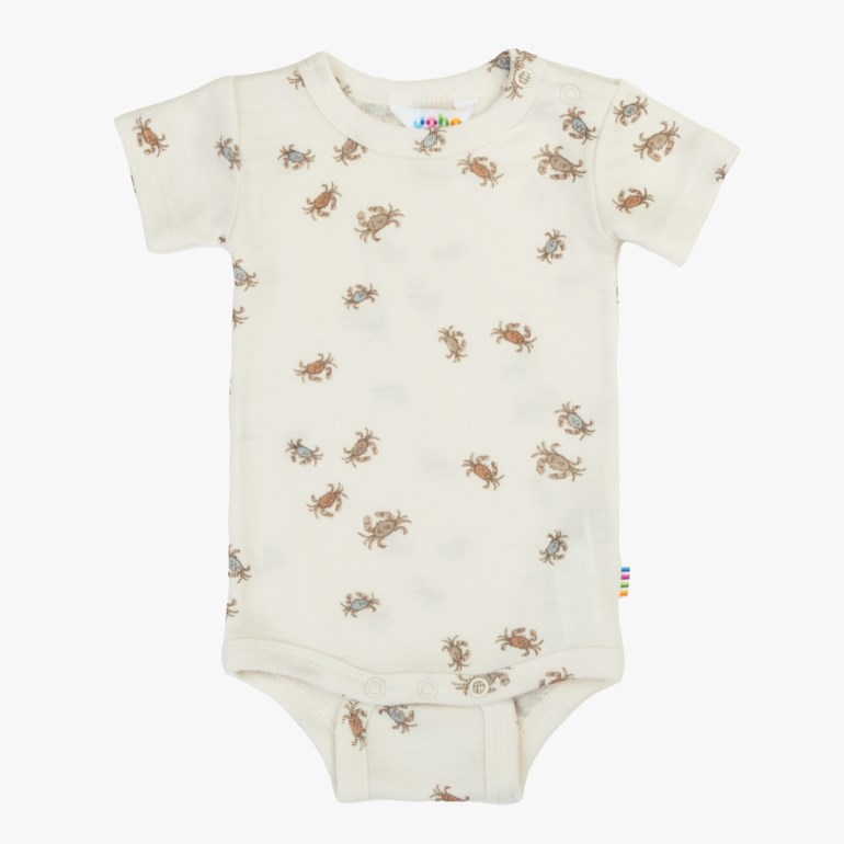 Forfra, en kremfarget kortermet babybody med krabbemønster og trykknapper ved skulder og skritt.