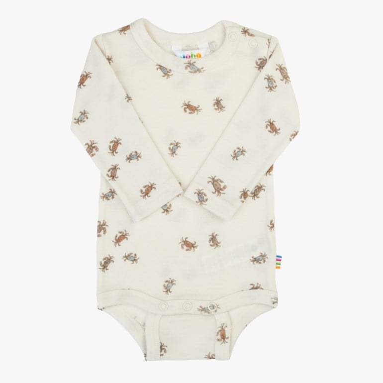 En kremfarget langermet babybody med trykt krabbemønster og trykknappfester ved skulder og skritt.