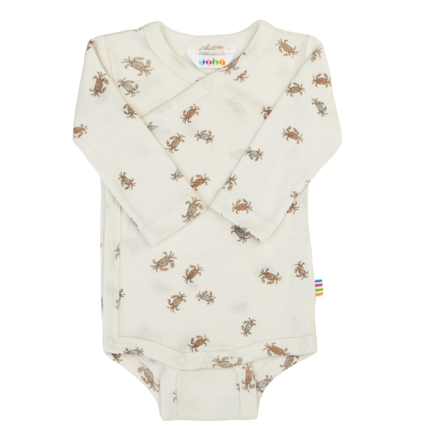 Babyens langermede off-white strikkede omslagsbody med brunt krabbemønster og trykknapper, forfra.