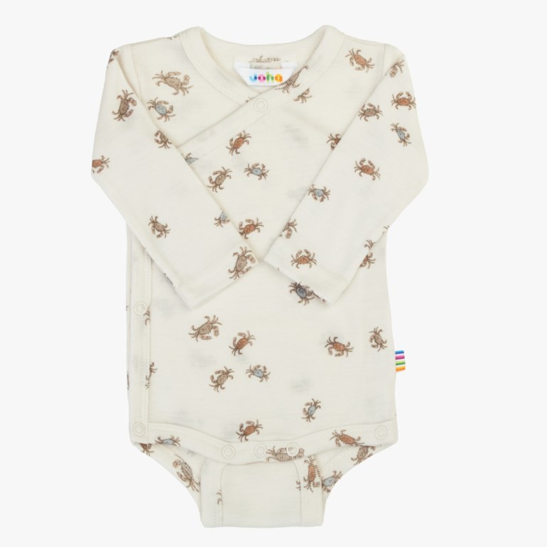 Babyens langermede off-white strikkede omslagsbody med brunt krabbemønster og trykknapper, forfra.