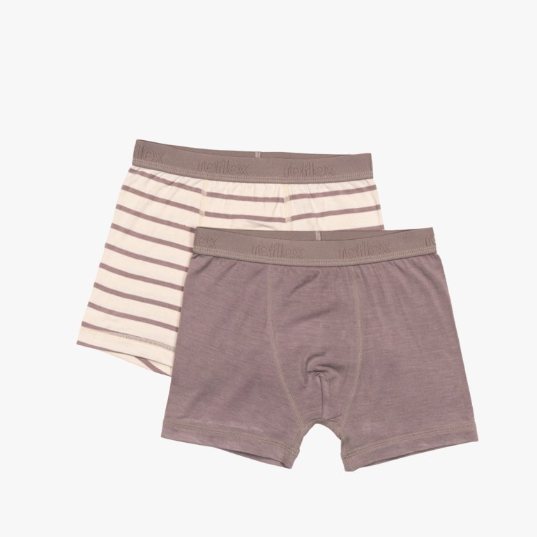 To par bokser-shorts for barn, ett par ensfarget gråbrunt og ett par krem med horisontale gråbrune striper.