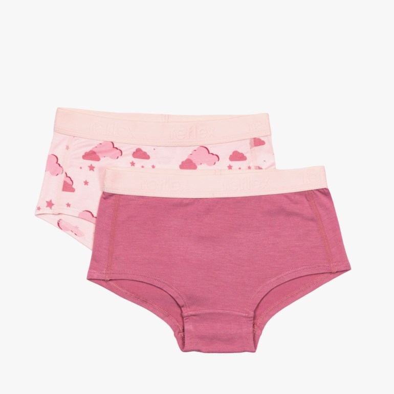 To par barneunderbukser: en ensfarget rosa og en lys rosa med sky- og stjernemønster.