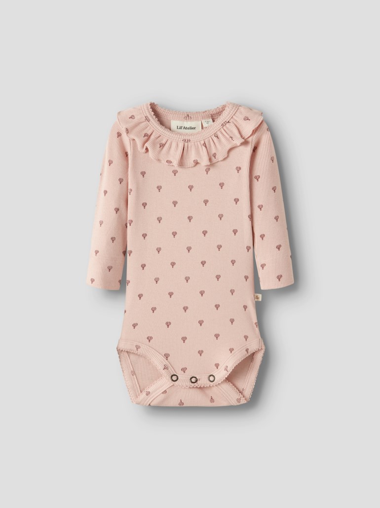 Forfra rosa ribbet babybody med rysjekrage og luftballongmønster.