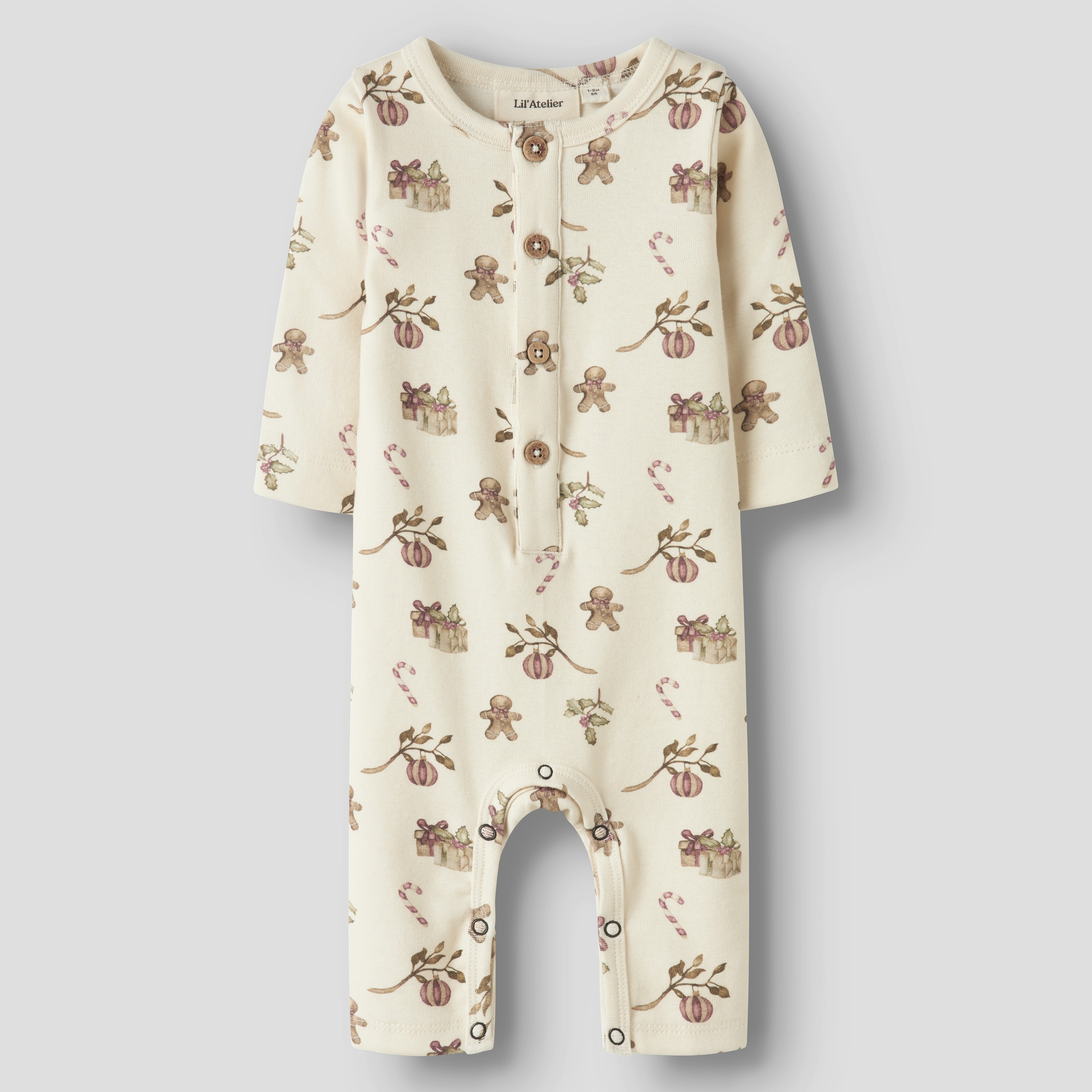 Kremfarget babydrakt med lange ermer, knappelukking og julemønster med pepperkaker.