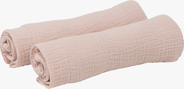 To rullede lyserosa teksturerte musselinkluter.