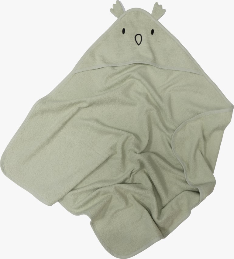 Et lysegrønt babyhåndkle med hette, brodert ugleansikt og ører på hetten.