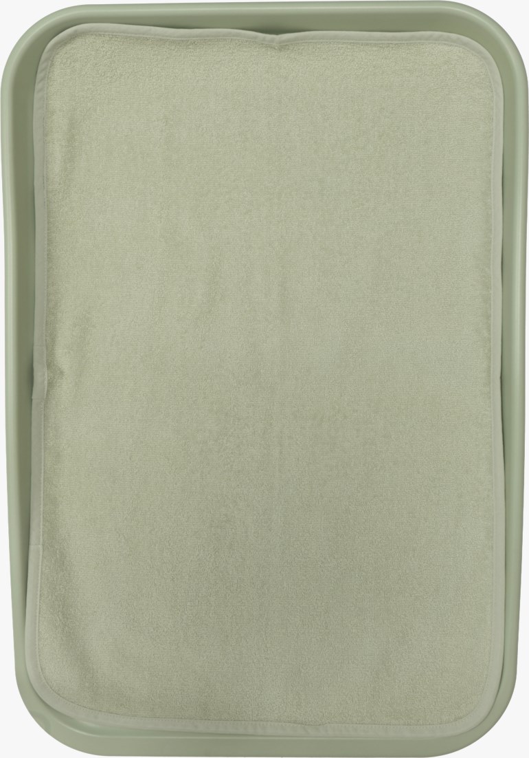 Lys grønn frotté stellematte med avrundede hjørner, plassert i et rektangulært grønt plastbrett.