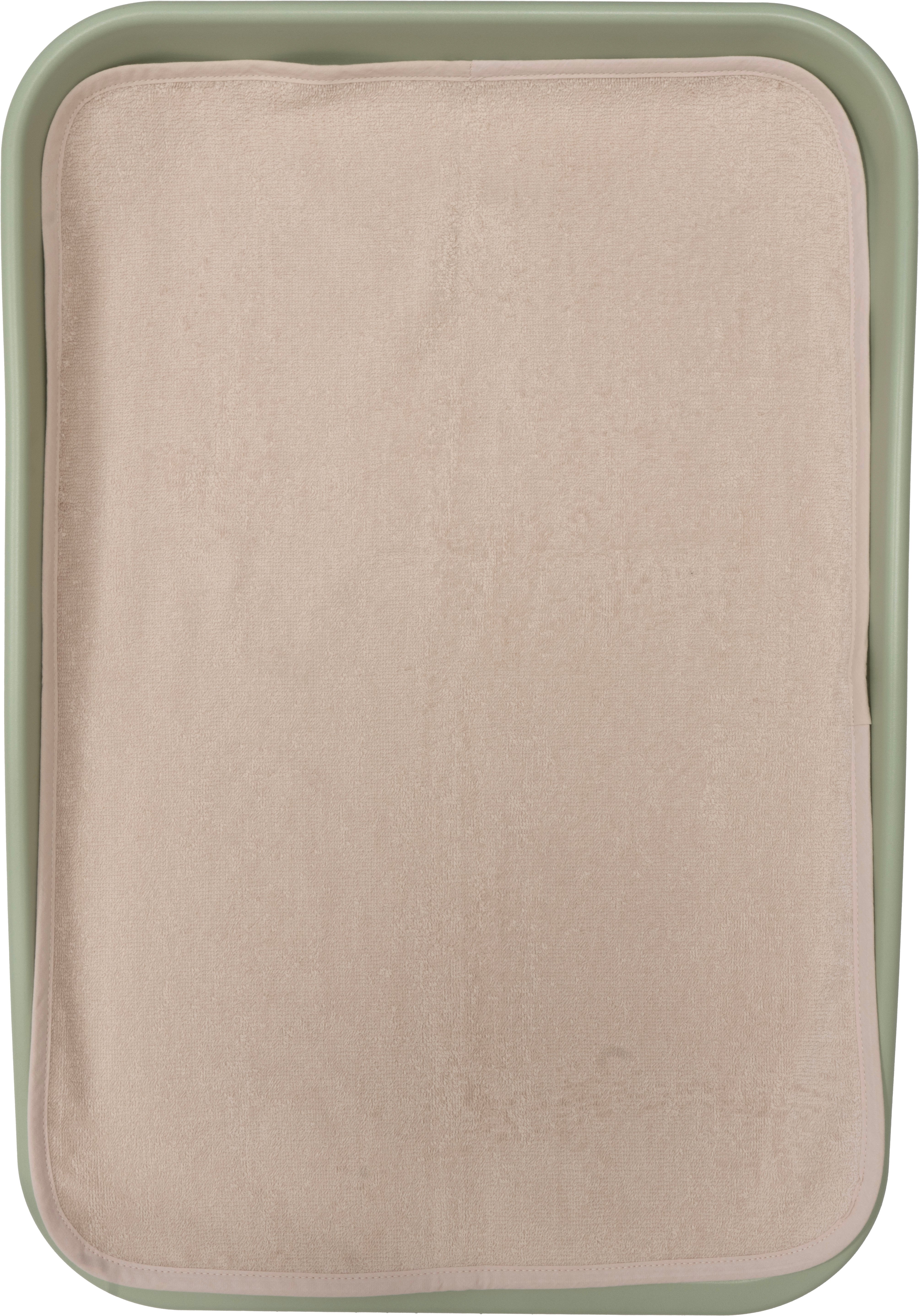 Lys rosa rektangulær stellemattepute med avrundede hjørner i en lys grønn stellemattebakke.