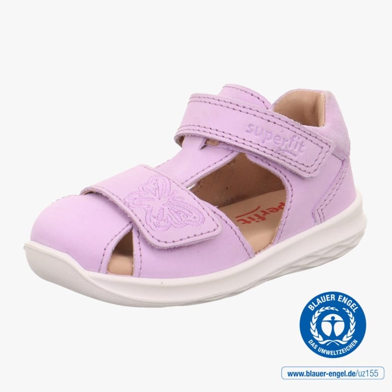 En lys lilla barnesandal med borrelåsfester og sommerfuglbroderi.