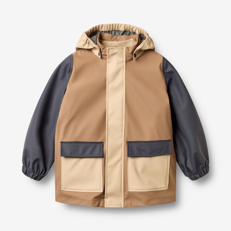 Barns hette fargeblokkert regnjakke med brun kropp, mørkegrå ermer og beige frontstolpe og lommer.