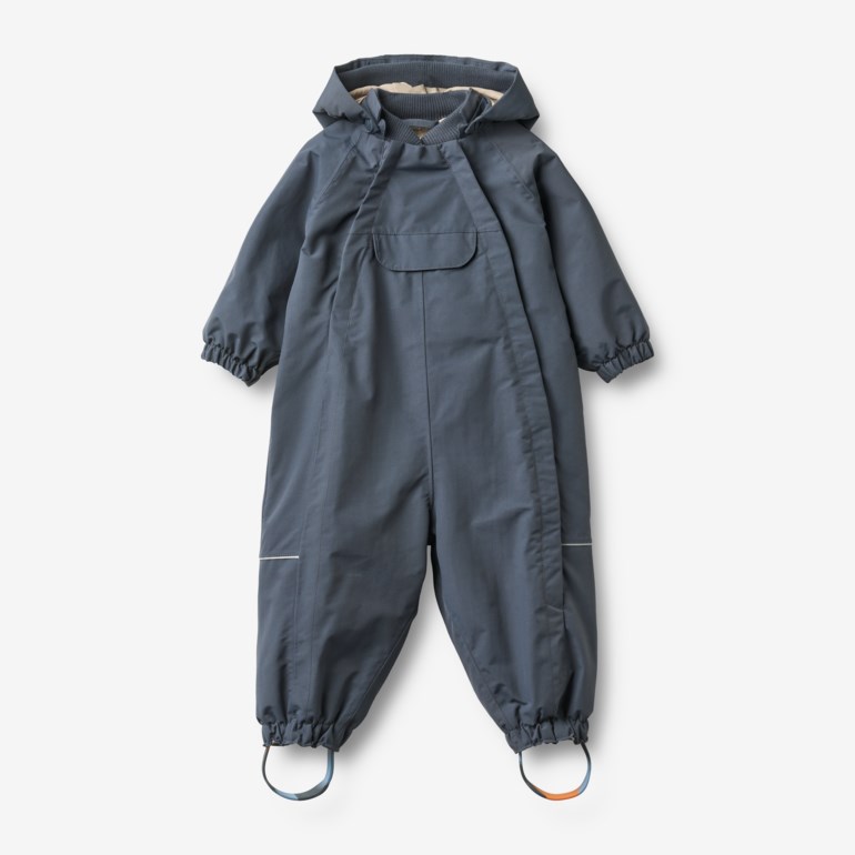 Mørkeblå, hetteforsynt vanntett kjeledress for barn med frontlomme, refleksstriper og elastiske fotstropper.