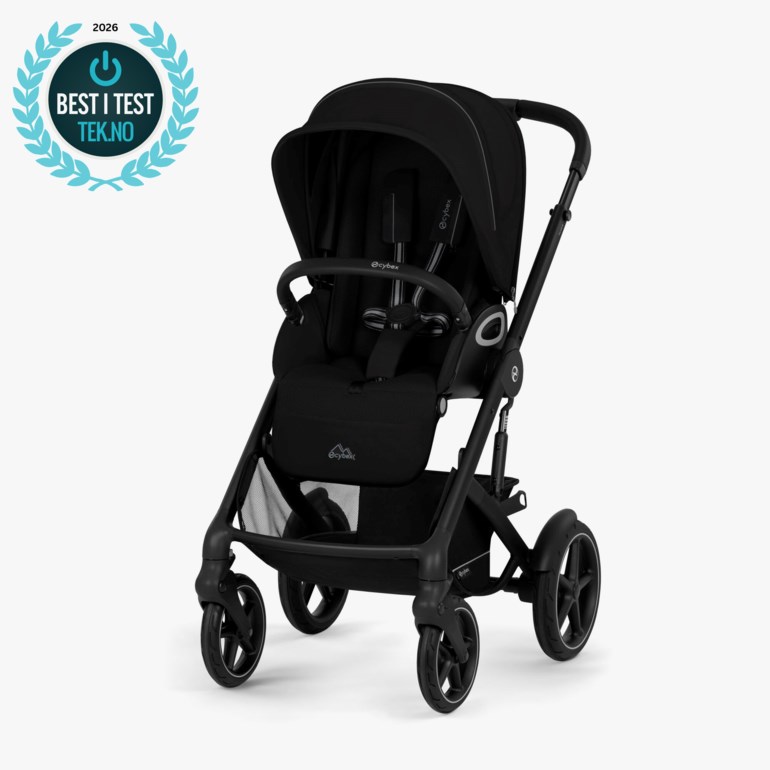 Svart barnevogn med kalesje, sikkerhetssele, polstret sete, fotstøtte og oppbevaringskurv under.