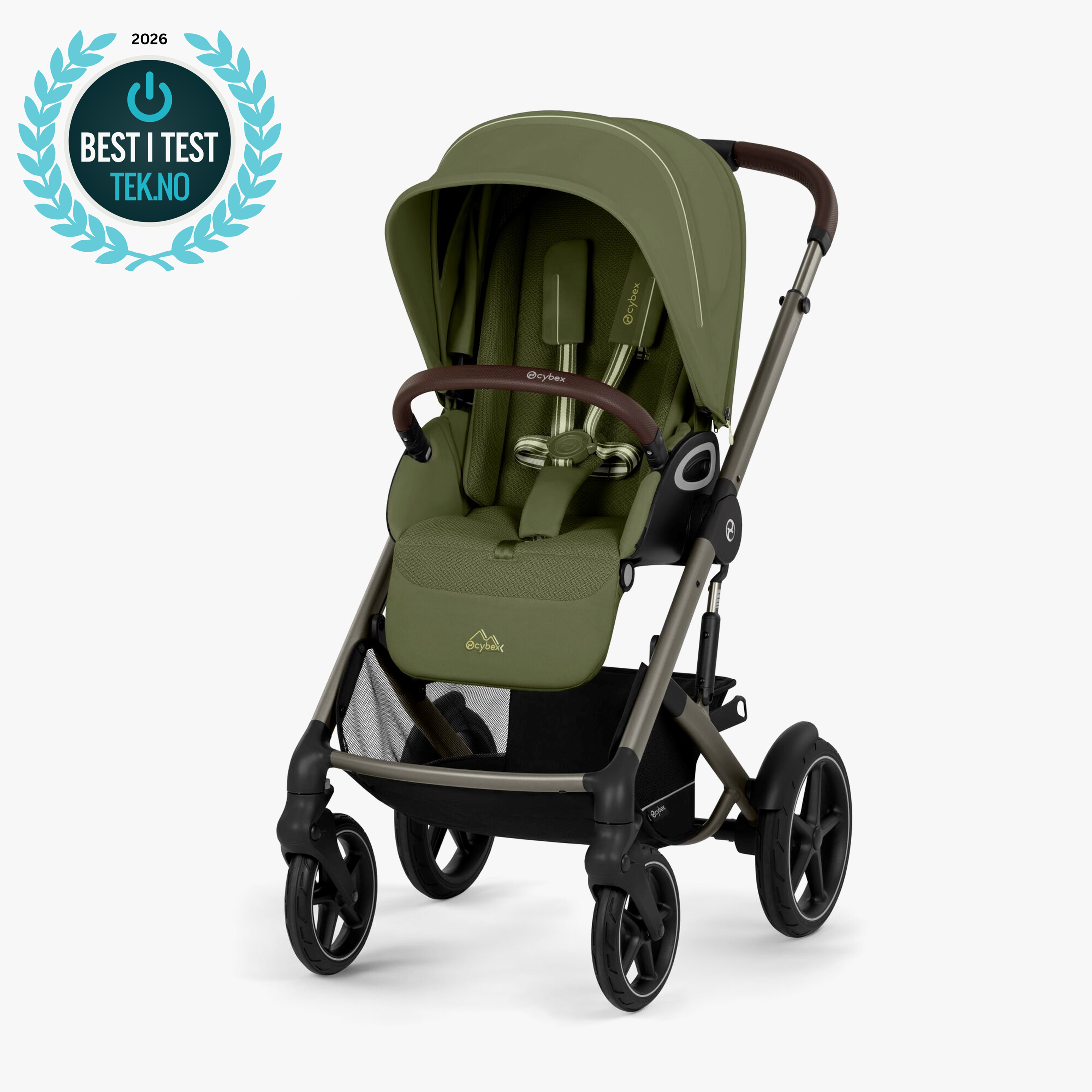 Forfra en grønn barnevogn med mørkegrå ramme, brunt håndtak og svarte hjul.