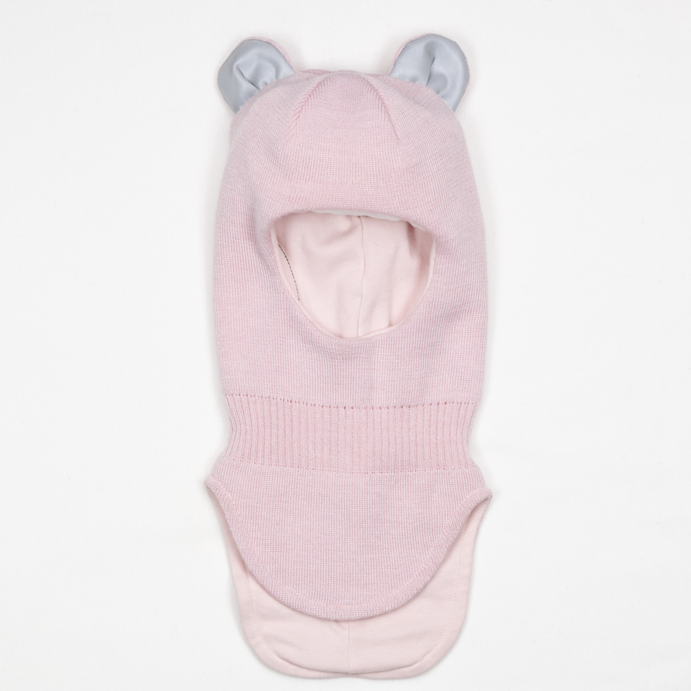 Rosa strikket barnebalaklava med to lysgrå øredetaljer, sett forfra.