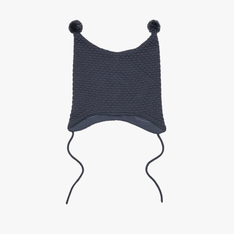 Mørkegrå strikket babyhatt med to dusker, teksturert mønster og knytebånd, forfra.