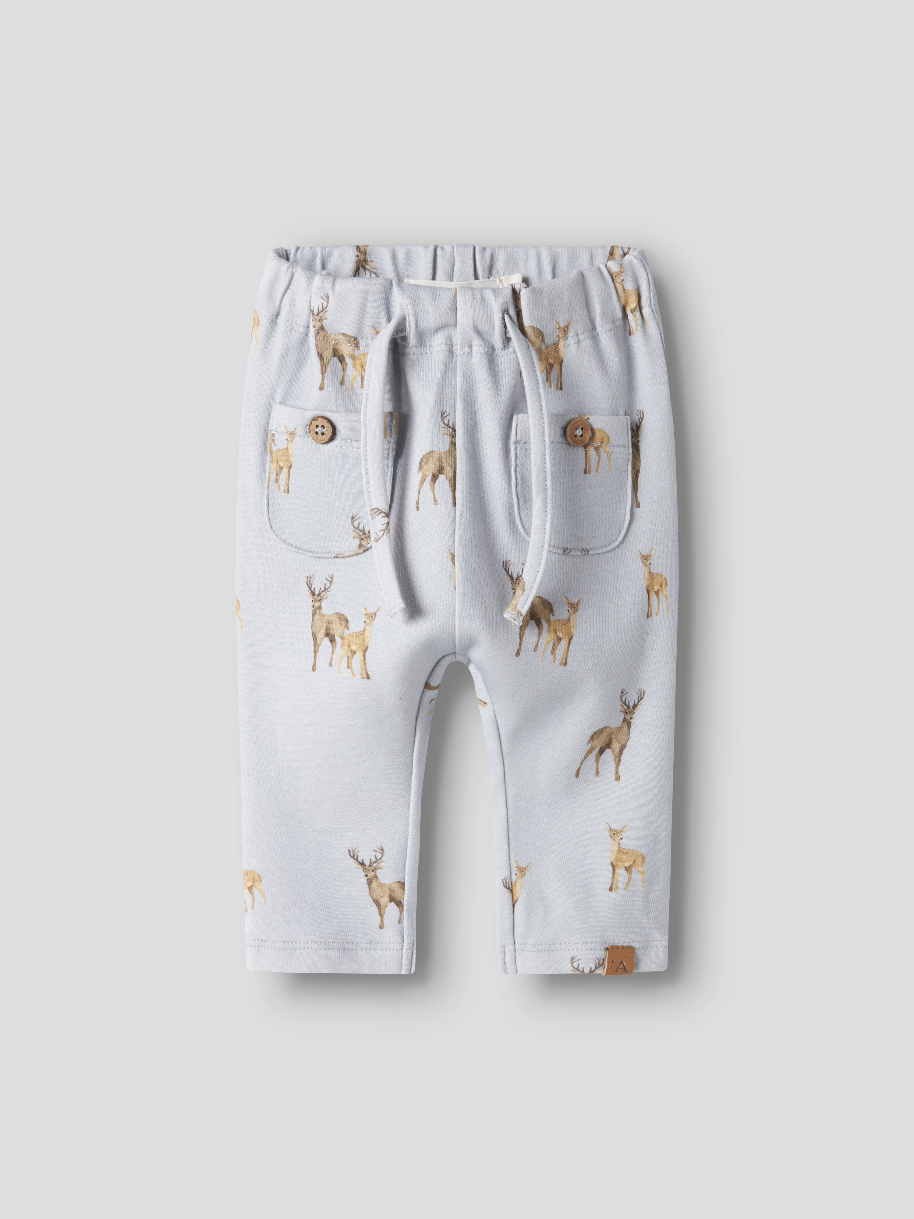 Lyseblå babybukser med hjortemønster, snøring i livet og frontlommer med brune knapper.