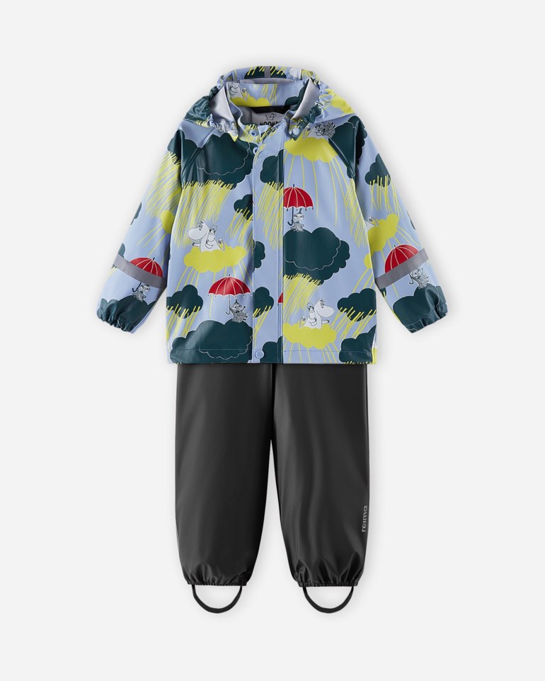 Barns lys blå mønstret regnjakke med Muminkarakterer og paraplyer, sammen med mørkegrå regnbukser.