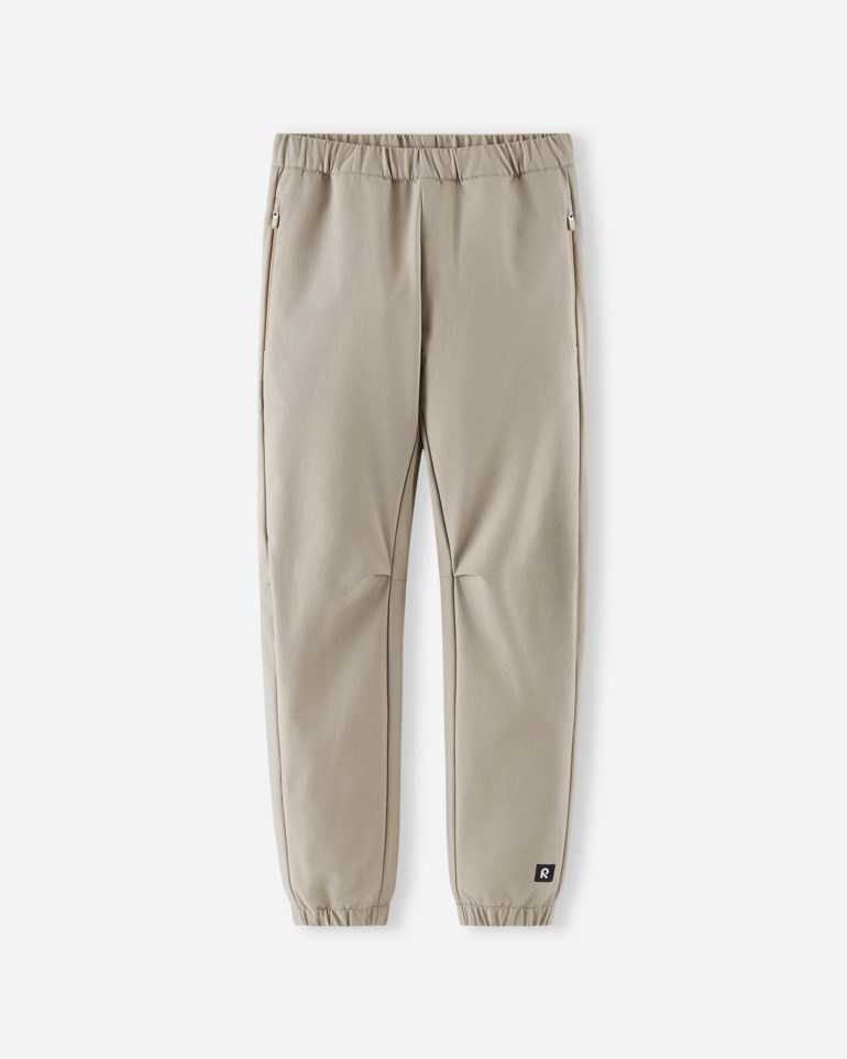 Frontvisning av beige joggebukse med elastisk linning, sidelommer med glidelås, elastiske mansjetter og knesømmer.